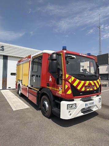 Fourgon de pompiers devant sa caserne